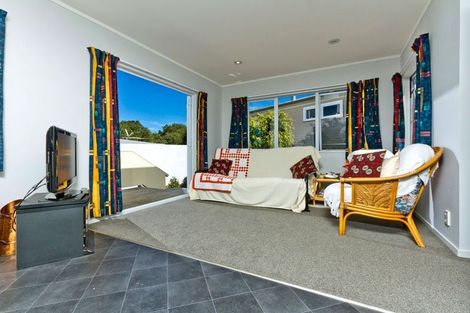 Photo of property in 8 Halberg Street, Glenfield, Auckland, 0629