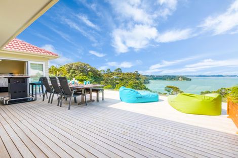 Photo of property in 32 Arama Avenue, Titirangi, Auckland, 0604