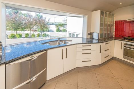 Photo of property in 2 Burtts Road, Durie Hill, Whanganui, 4500