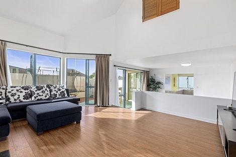 Photo of property in 1/208 East Coast Road, Forrest Hill, Auckland, 0620