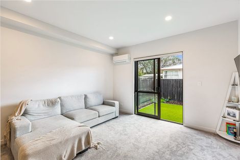 Photo of property in 5/3 Beach Road, Te Atatu Peninsula, 0610