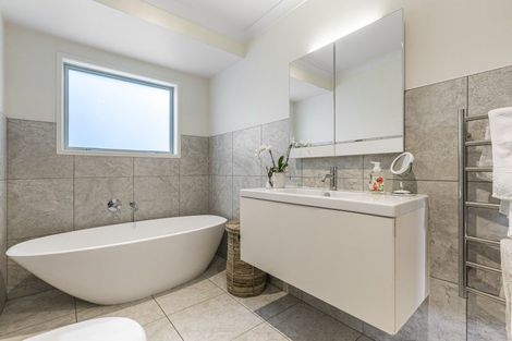 Photo of property in 1/5 Hanlon Crescent, Narrow Neck, Auckland, 0624