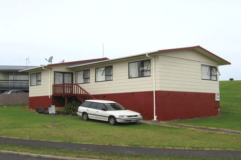 Photo of property in 16 Flaunty Place, West Harbour, Auckland, 0618