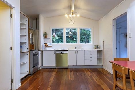 Photo of property in 122 Garden Road, Piha, New Lynn, 0772