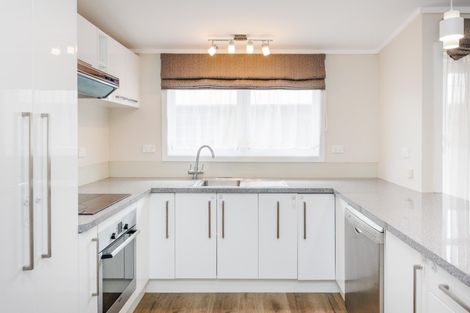 Photo of property in 17 Wikiriwhi Crescent, Awapuni, Palmerston North, 4412