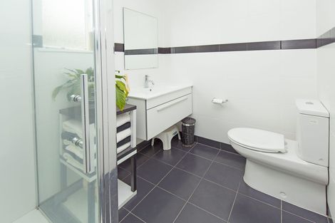 Photo of property in 70 Vandeleur Avenue, Birkdale, Auckland, 0626