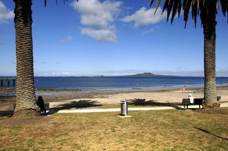 Photo of property in 2/533 Beach Road, Murrays Bay, Auckland, 0630
