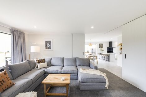 Photo of property in 49 Vaucluse Heights, Fitzherbert, Palmerston North, 4410