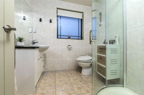 Photo of property in 33 Sapperton Drive, Henderson, Auckland, 0612