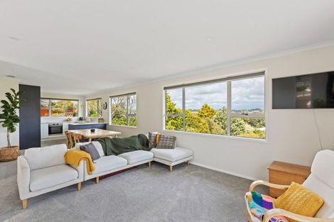 Photo of property in 17 Longview Drive, Merrilands, New Plymouth, 4312