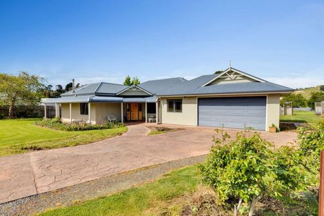 Photo of property in 20 Paraekaretu Street, Hunterville, 4730