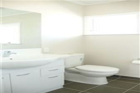 Photo of property in 1/1 Waratah Street, Birkenhead, Auckland, 0626