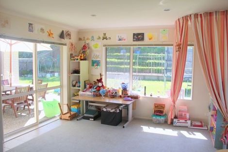 Photo of property in 11 Cascade Way, Paraparaumu, 5032