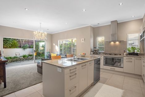 Photo of property in 5 Chateau Rise, Flat Bush, Auckland, 2016