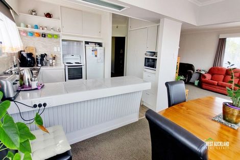 Photo of property in 24 Sherwood Avenue, Te Atatu South, Auckland, 0610