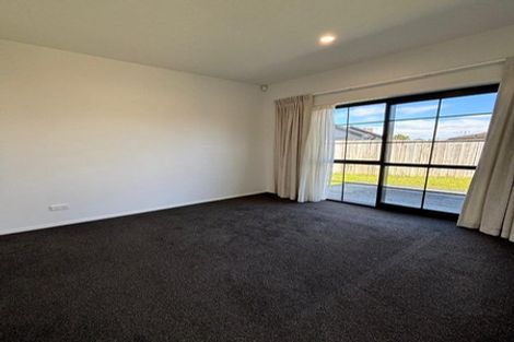 Photo of property in 10 Poutawa Lane, Clarks Beach, 2122