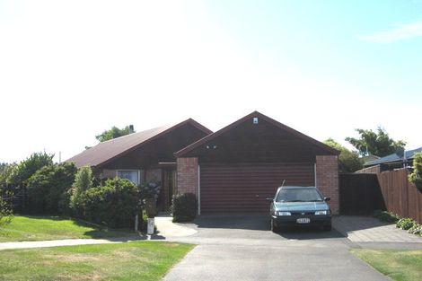 Photo of property in 16 Farnley Place, Parklands, Christchurch, 8083