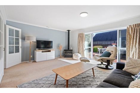 Photo of property in 19 Lombard Place, Avonhead, Christchurch, 8042