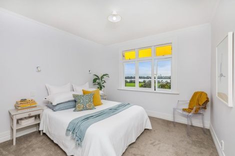 Photo of property in 42 Waterview Road, Stanley Point, Auckland, 0624