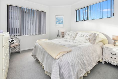 Photo of property in 2/11 The Rosebowl, Sunnyhills, Auckland, 2010