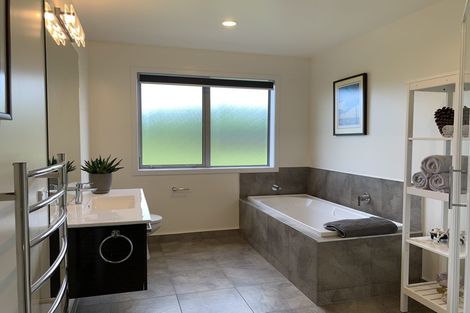 Photo of property in 24 Oakdale Drive, Kinloch, Taupo, 3377