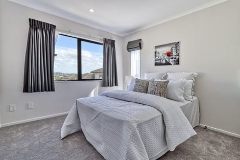 Photo of property in 16 Andover Way, Goodwood Heights, Auckland, 2105