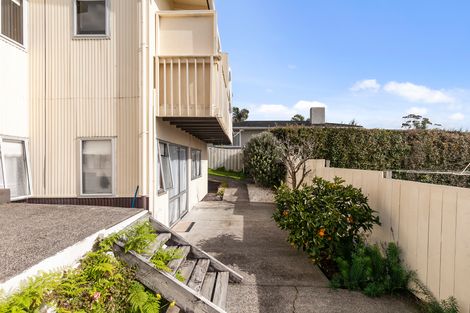 Photo of property in 2/58 Pupuke Road, Hillcrest, Auckland, 0627