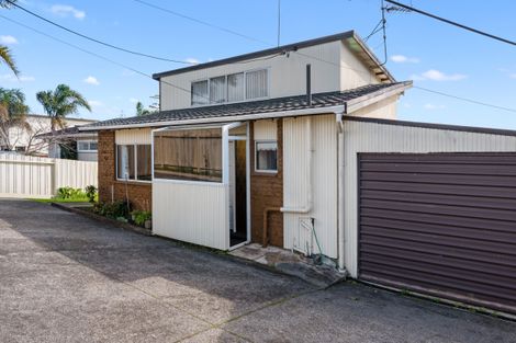 Photo of property in 2/58 Pupuke Road, Hillcrest, Auckland, 0627