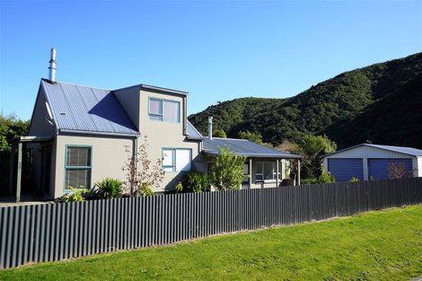 Photo of property in 44 Beach Road, Waikawa, Picton, 7220