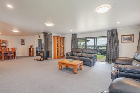 Photo of property in 77 Rhodes Drive, Kelvin Grove, Palmerston North, 4414