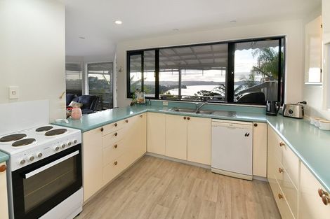 Photo of property in 68a Vipond Road, Stanmore Bay, Whangaparaoa, 0932
