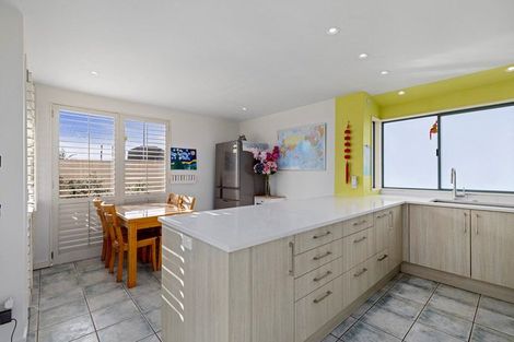 Photo of property in 1/208 East Coast Road, Forrest Hill, Auckland, 0620