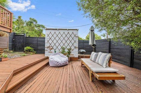 Photo of property in 1/9 De Val Drive, Titirangi, Auckland, 0604