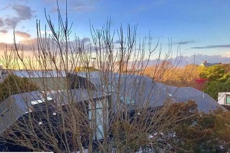 Photo of property in 5 Mannikin Place, Unsworth Heights, Auckland, 0632