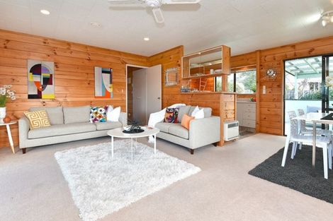 Photo of property in 33 Charlotte Street, Stanmore Bay, Whangaparaoa, 0932