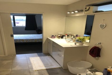 Photo of property in 100 Fulford Street, New Plymouth, 4310