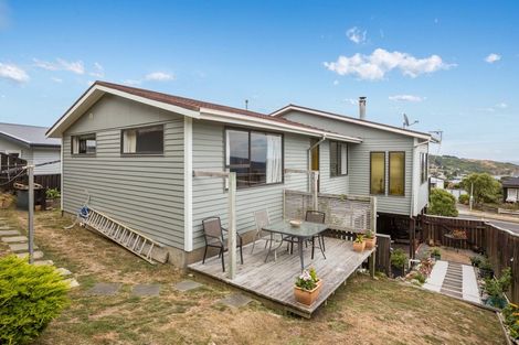 Photo of property in 106 Gloaming Hill, Titahi Bay, Porirua, 5022