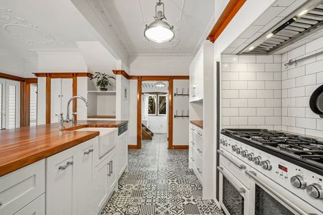 Photo of property in 102 Paremata Road, Paremata, Porirua, 5024