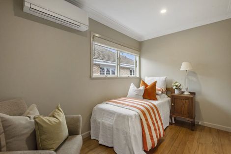 Photo of property in 35 Onewa Road, Northcote, Auckland, 0627