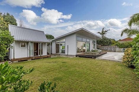 Photo of property in 8a Wairere Road, Torbay, Auckland, 0630