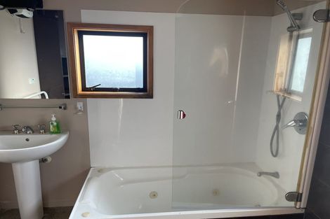 Photo of property in 102 Seaview Road, Paraparaumu Beach, Paraparaumu, 5032