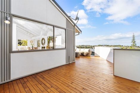 Photo of property in 17 Noeleen Street, Glenfield, Auckland, 0629