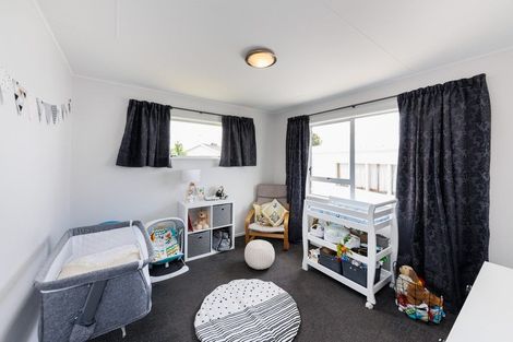 Photo of property in 3 Forbes Place, Kelvin Grove, Palmerston North, 4414