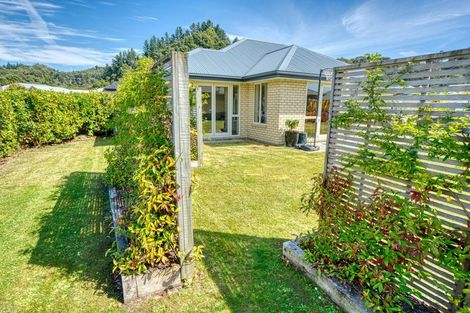 Photo of property in 16 Ridgeway Drive, Greymouth, 7805