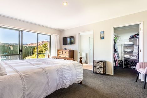 Photo of property in 51 Guildford Drive, Paraparaumu, 5032