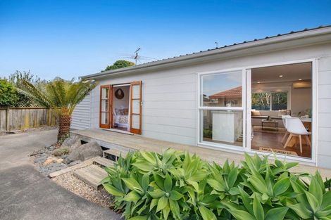 Photo of property in 16 Ross Crescent, Orewa, 0931