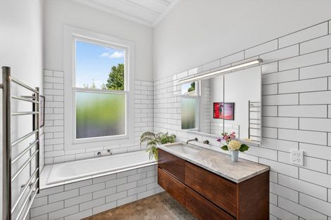 Photo of property in 27 Neeve Road, Taradale, Napier, 4112