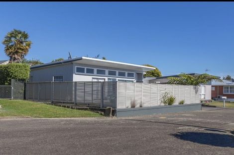 Photo of property in 8 Royal Place, Levin, 5510