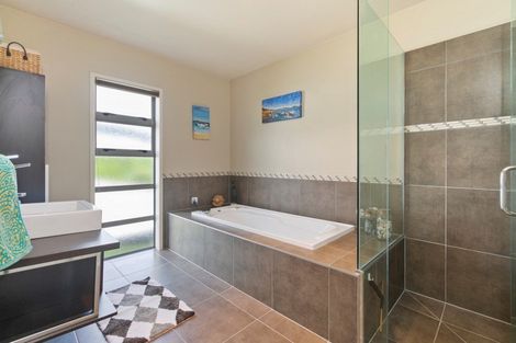 Photo of property in 19 Estuary View Road, Welcome Bay, Tauranga, 3112