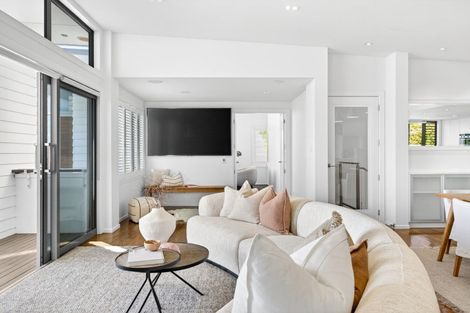 Photo of property in 40 Roslyn Road, Bluff Hill, Napier, 4110